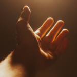Mano extendido (crédito de imagen: Pexels, Canva)