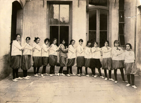 Foto histórica con jóvenes luciendo el uniforme de gimnasia