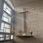 Cruz y vitral en Iglesia San Pablo
