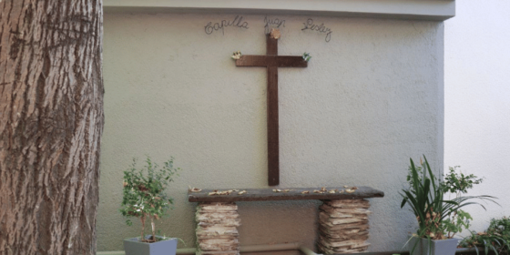 Capilla al aire libre en edificio de Secundaria