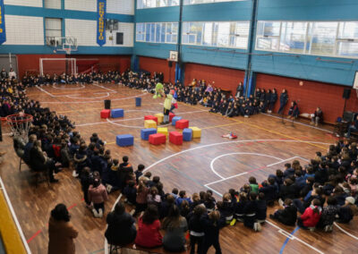 Gimnasio lleno de escolares