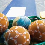 Pelotas en una caja