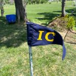 Banderín de Crandon en campo deportivo institucional