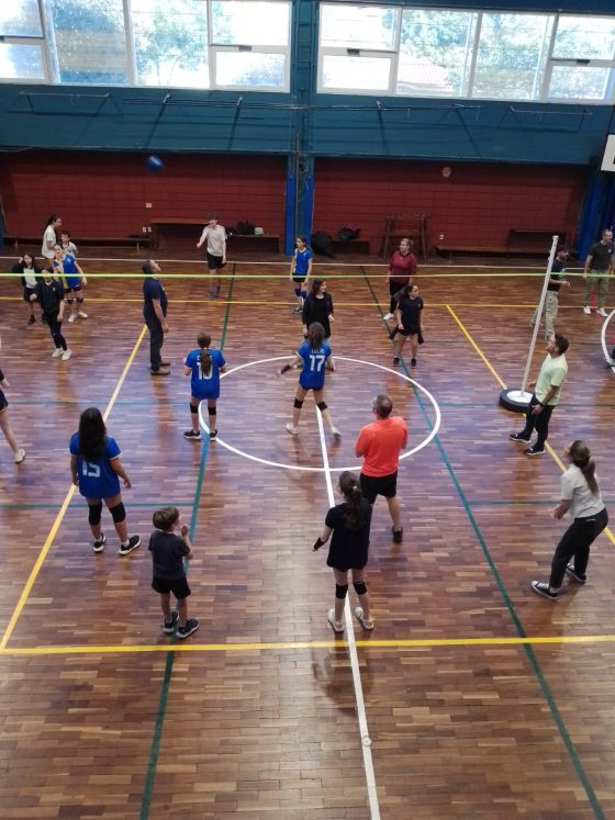 Vóleibol familiar en Primaria