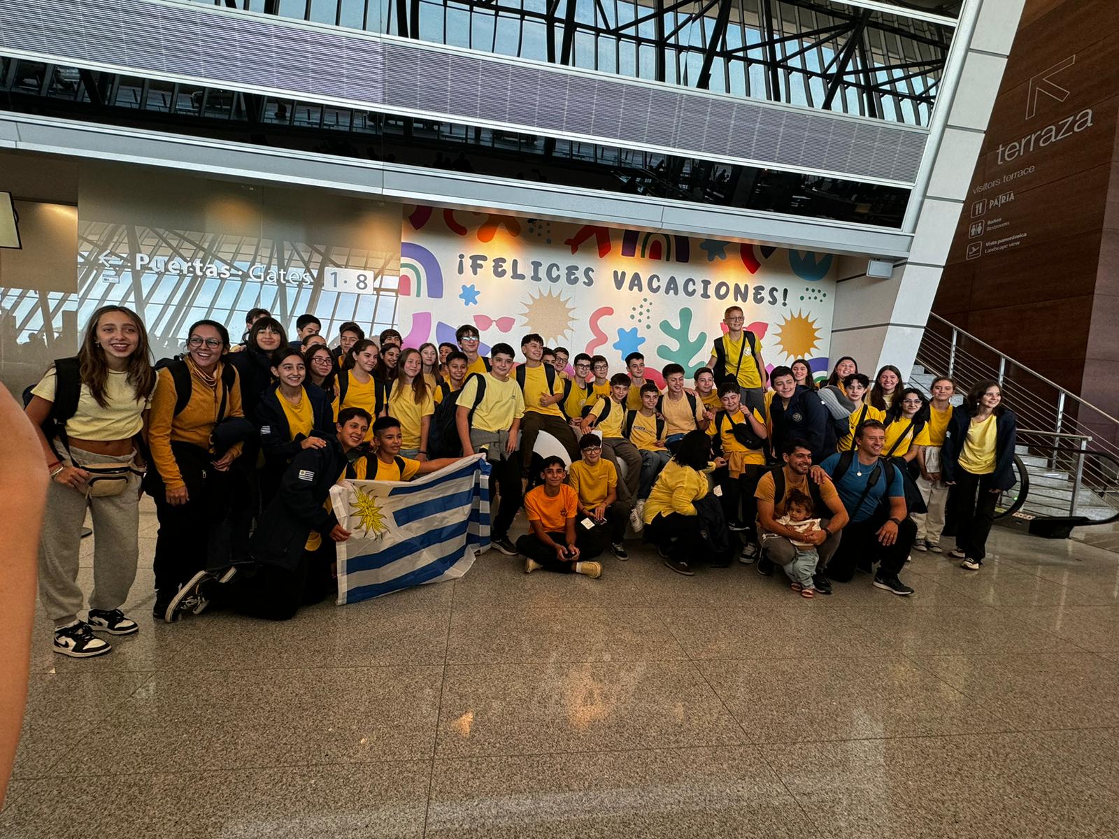 El grupo en el aeropuerto de Montevideo