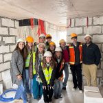 El grupo en la obra en construcción