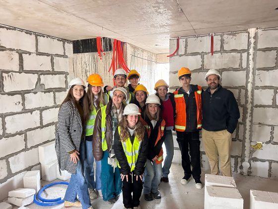 El grupo en la obra en construcción