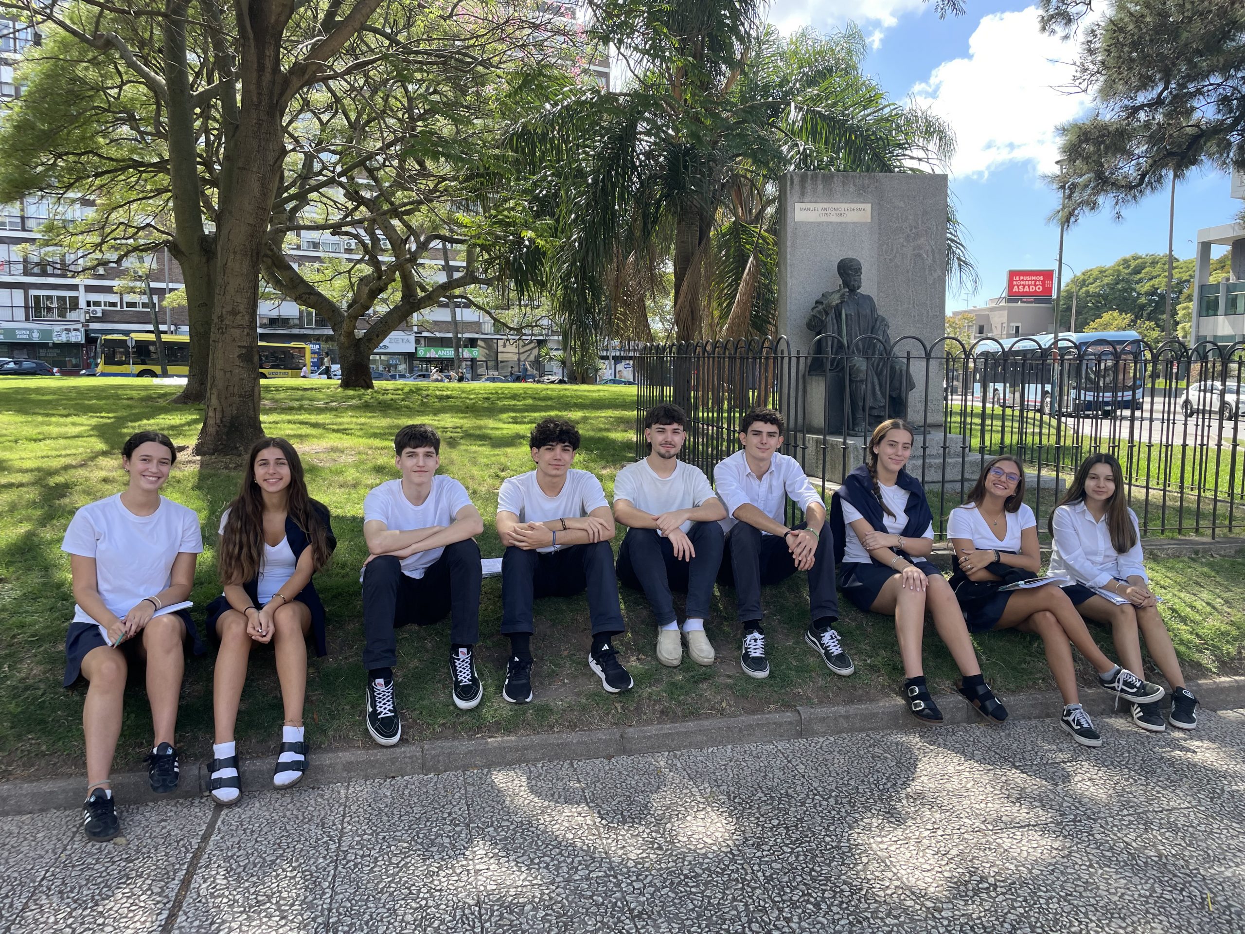 Salida didactica Plaza de la Democracia 2026 5 Docente y estudiantes realizando la observación diurna