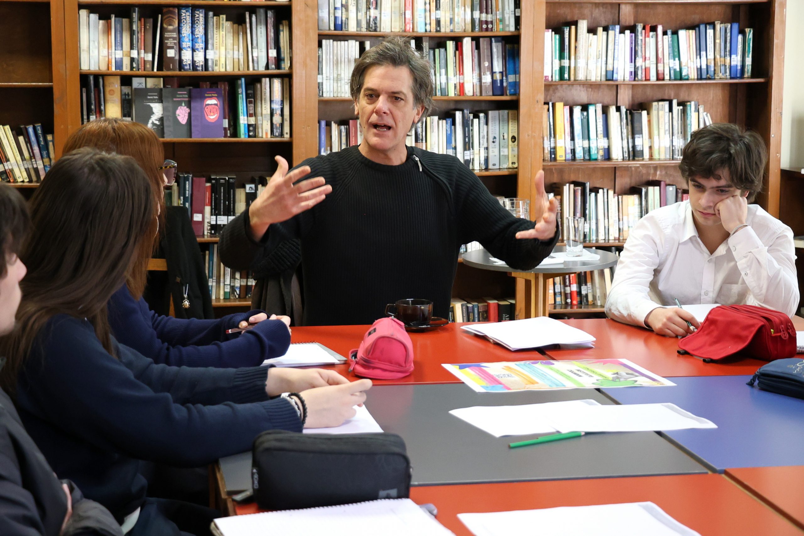 Daniel Mella y estudiantes