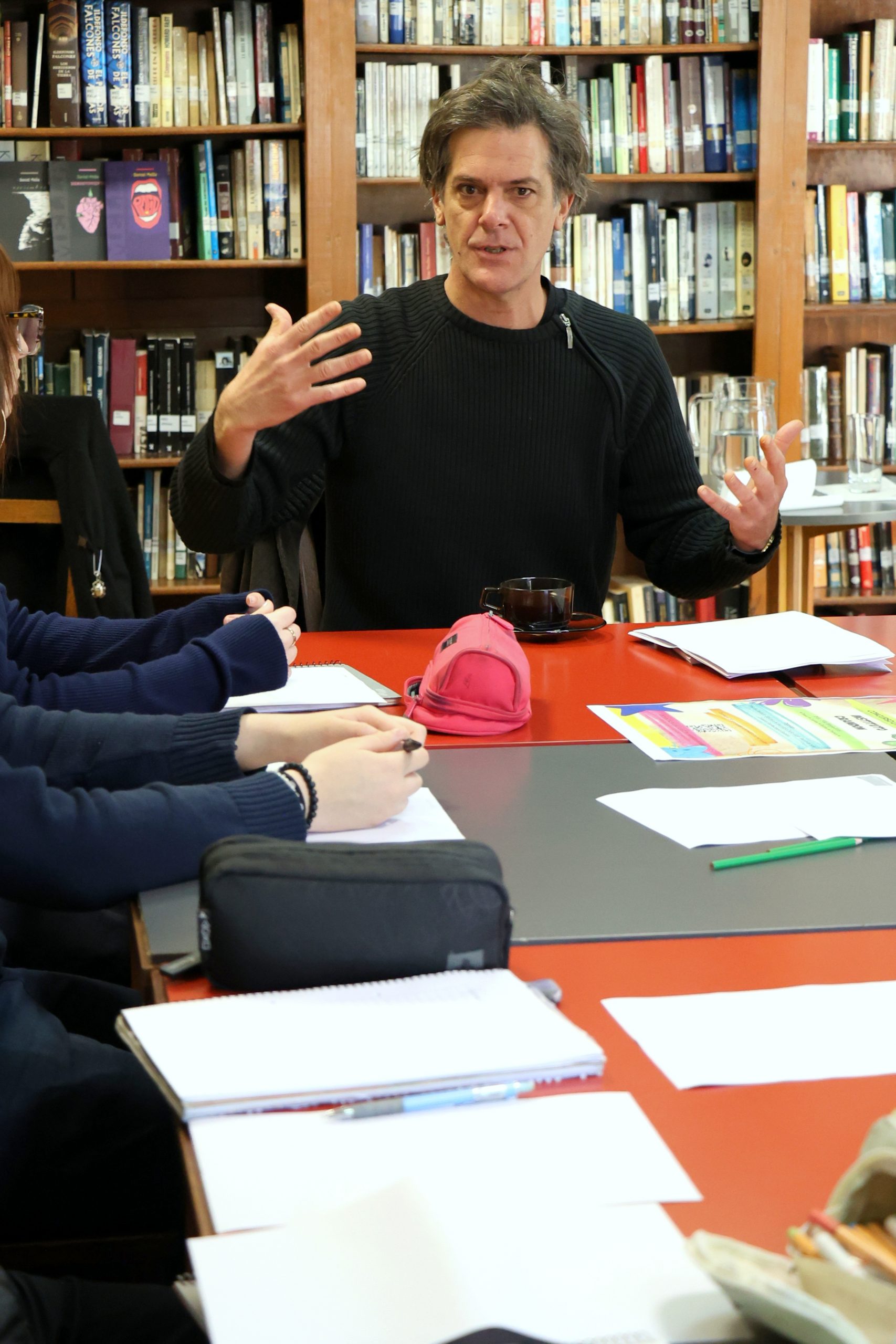 Daniel Mella y estudiantes